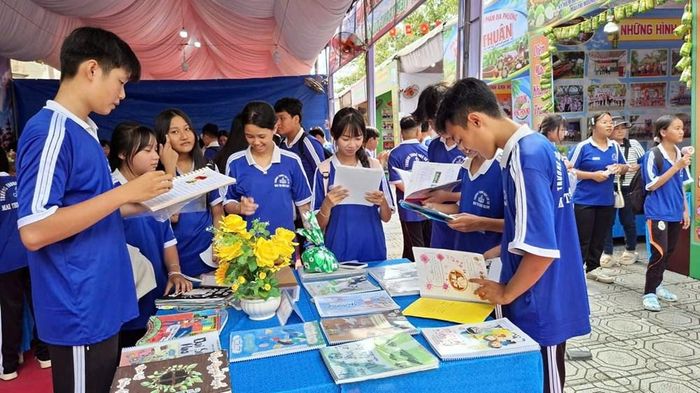 Học sinh Trường Trung học cơ sở Mai Hồng Hạnh đến với khu trưng bày sách