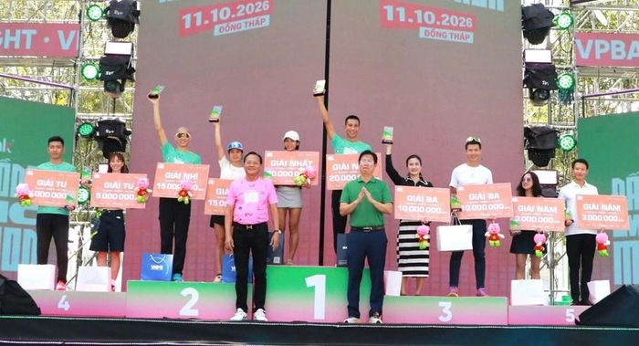 Ban tổ chức trao giải cho các VĐV tham dự cự ly 42km