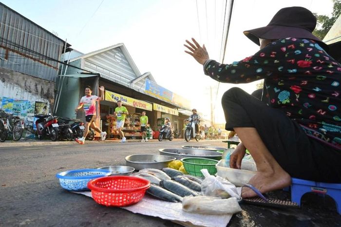 Các VĐV thích thú khi chạy qua các cung đường dân sinh, gắn với đời sống hàng ngày của người dân. Ảnh: Ban tổ chức