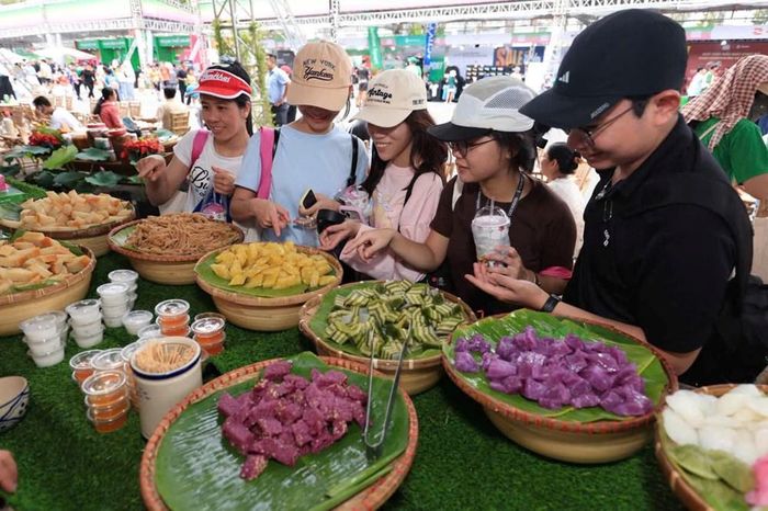 Các VĐV và du khách thưởng thức các loại bánh dân gian Nam Bộ tại phường Cao Lãnh