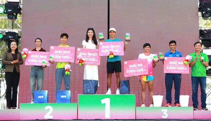 Ban tổ chức trao giải cho các VĐV tham dự cự ly 10km