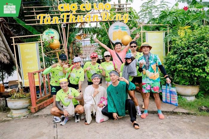 Du khách trải nghiệm chợ quê Tân Thuận Đông, phường Cao Lãnh