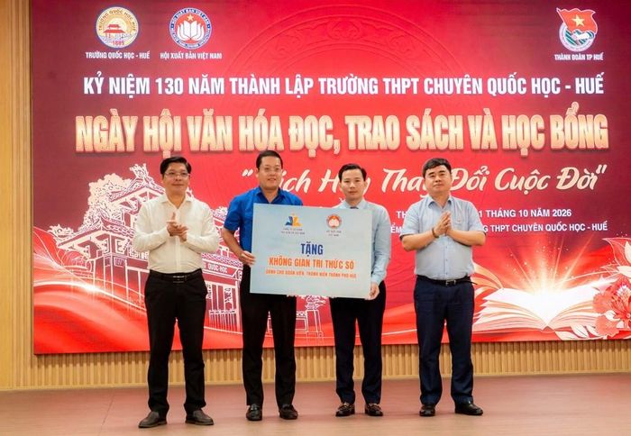 Công ty Cổ phần Thư viện số Việt Nam (ViLIB) trao tặng tượng trưng "Không gian tri thức số" cho đoàn viên, thanh niên TP. Huế. Ảnh: T.Đoàn