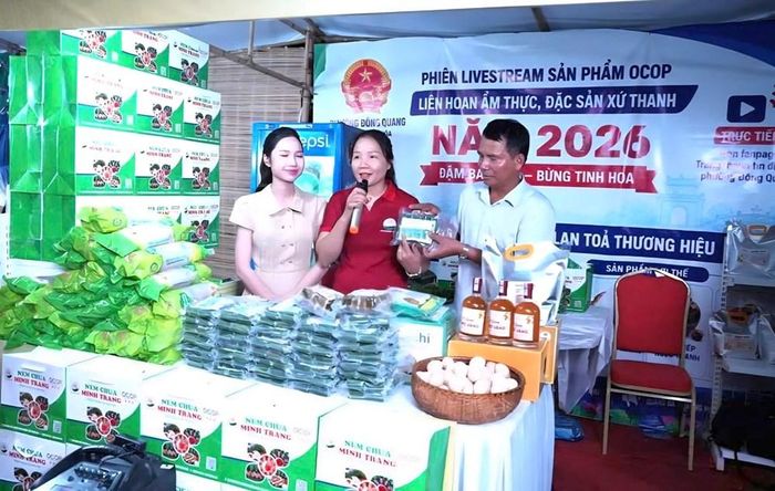 Phiên livestream giới thiệu sản phẩm nem chua OCOP tại chương trình “Kết nối sản phẩm, lan tỏa thương hiệu” ở phường Đông Quang