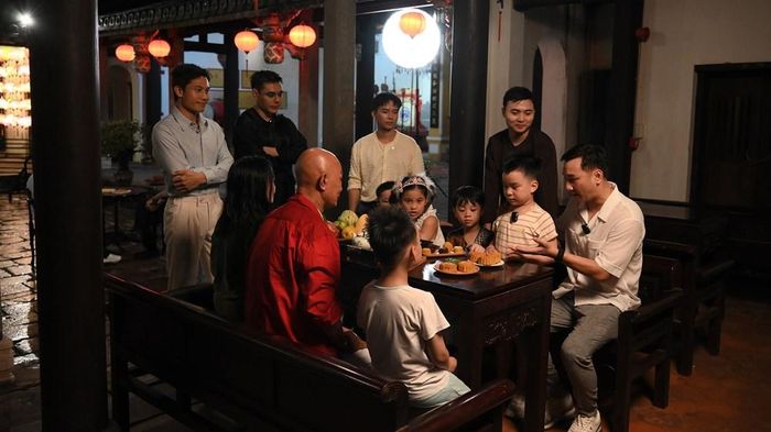 Các bố con mời bánh cảm ơn các nghệ nhân đã giúp đỡ khi các bố con ở Hội An