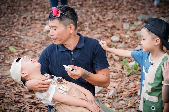 Đạo diễn Nguyễn Nam chăm sóc các bé (mùa 5)