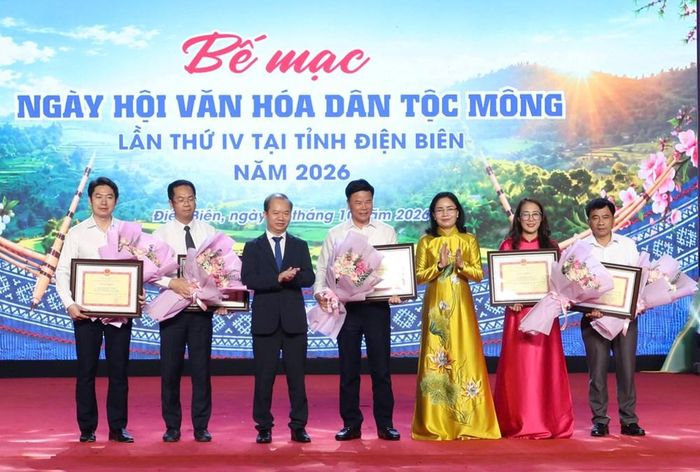 Thứ trưởng Bộ VHTTDL Trịnh Thị Thủy cùng Phó Trưởng Ban Tuyên giáo Trung ương Bùi Hoài Sơn trao Bằng khen của Bộ trưởng Bộ VHTTDL cho 13 tập thể và 5 cá nhân