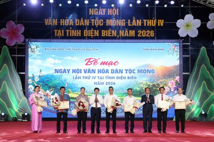 Phó Bí thư Tỉnh uỷ, Chủ tịch UBMTTQ Việt Nam tỉnh Điện Biên Mùa A Vảng và Phó Chủ tịch UBND tỉnh Nguyễn Minh Phú - Phó Trưởng Ban Chỉ đạo, Trưởng ban Tổ chức Ngày hội trao Bằng khen của Chủ tịch UBND tỉnh Điện Biên cho 3 tập thể và 5 cá nhân