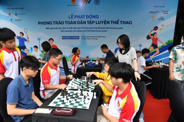 Tại khu vực phố đi bộ xung quanh hồ Hoàn Kiếm, Hà Nội, các hoạt động cờ vua thu hút hơn 150 người