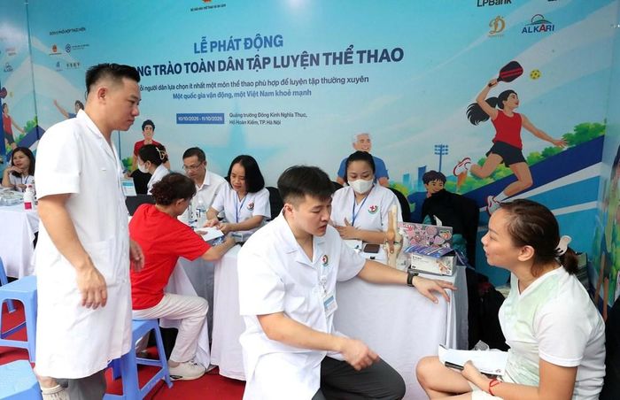 Các bác sĩ Bệnh viện Thể thao Việt Nam kiểm tra sức khoẻ cho người dân tại lễ phát động