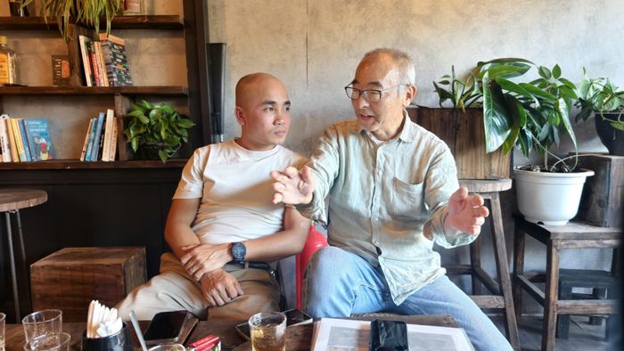 Ông Yasushi Ogura trò chuyện với phóng viên báo Thể thao và Văn hóa tại Đồng Văn về một dự án mà ông đang ấp ủ ở cao nguyên đá. Ảnh: Huy Thông