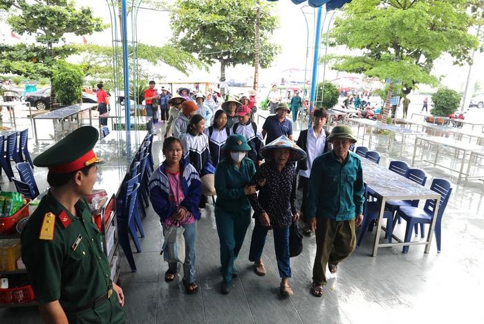 Diễn tập tình huống giả định đưa người dân thuộc 200 hộ dân trong vùng ảnh hưởng của thảm họa thiên tai trên địa bàn xã Quỳnh Anh (Nghệ An) được di dời đến nơi an toàn tại Chương trình hưởng ứng Ngày Quốc tế giảm nhẹ rủi ro thiên tai năm 2026 ở Nghệ An. Ảnh: Xuân Tiến - TTXVN