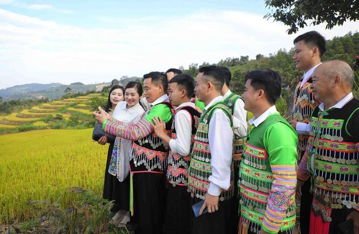 Đồng bào dân tộc Mông từ các tỉnh đến tham dự Ngày hội Văn hóa dân tộc Mông lần thứ IV, chụp ảnh ghi lại khoảnh khắc trải nghiệm ruộng bậc thang Pu Nhi. Ảnh: Xuân Tư - TTXVN