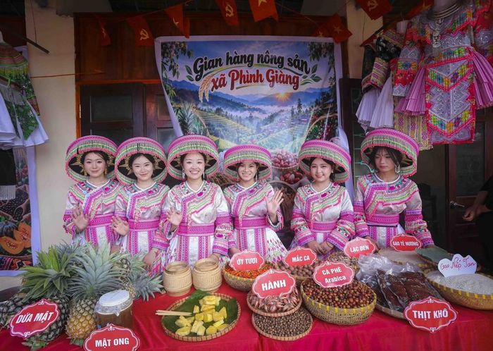 Các thiếu nữ dân tộc Mông giới thiệu nông sản địa phương tại gian hàng xã Phình Giàng, góp phần quảng bá sản vật vùng cao đến du khách. Ảnh: Xuân Tư - TTXVN