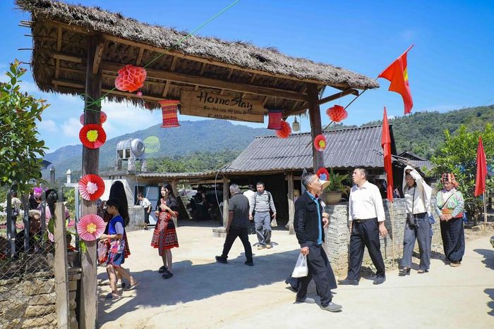 Du khách khám phá, trải nghiệm mô hình Homestay của đồng bào dân tộc Mông ở bản Tù Lu - Tìa Ló. Ảnh: Xuân Tư - TTXVN