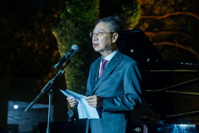 ThS.BSCKII. Vũ Ngọc Úy, Giám đốc Bệnh viện Tâm thần Hà Nội chia sẻ về ý nghĩa của việc kết nối y học và nghệ thuật trong chương trình. Ảnh: Phạm Tân