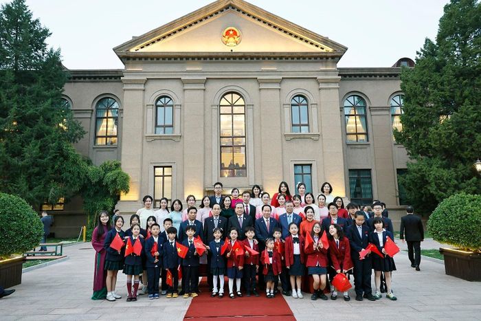 Chủ tịch Quốc hội Trần Thanh Mẫn gặp gỡ cán bộ, nhân viên Đại sứ quán và cộng đồng người Việt Nam tại Trung Quốc. Ảnh: Doãn Tấn – TTXVN