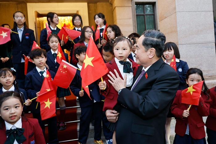 Chủ tịch Quốc hội Trần Thanh Mẫn với các cháu thiếu nhi và cộng đồng người Việt Nam tại Trung Quốc. Ảnh: Doãn Tấn – TTXVN