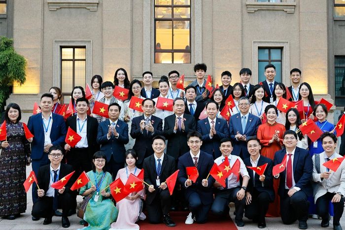 Chủ tịch Quốc hội Trần Thanh Mẫn gặp gỡ cán bộ, nhân viên Đại sứ quán và cộng đồng người Việt Nam tại Trung Quốc. Ảnh: Doãn Tấn – TTXVN
