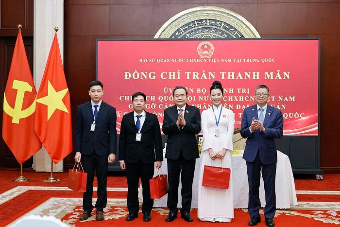 Chủ tịch Quốc hội Trần Thanh Mẫn tặng quà cộng đồng người Việt Nam tại Trung Quốc. Ảnh: Doãn Tấn – TTXVN