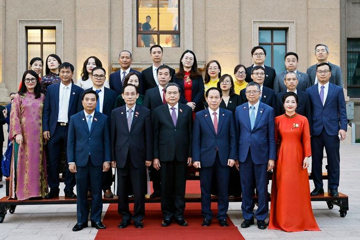 Chủ tịch Quốc hội Trần Thanh Mẫn với các đại biểu chụp ảnh lưu niệm. Ảnh: Doãn Tấn – TTXVN
