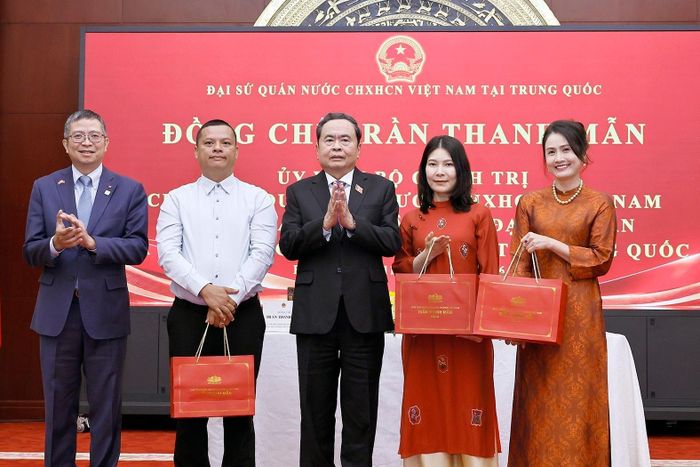Chủ tịch Quốc hội Trần Thanh Mẫn tặng quà cộng đồng người Việt Nam tại Trung Quốc. Ảnh: Doãn Tấn – TTXVN