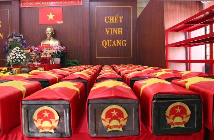 Hài cốt các anh hùng liệt sĩ sau khi được quy tập được quàn trang trọng tại Nhà tưởng niệm, chờ ngày trở về với gia đình, quê hương. Ảnh: Xuân Khu-TTXVN