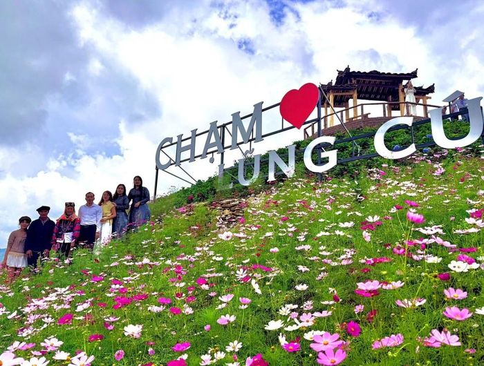 Du khách tham quan, trải nghiệm tại điểm check-in "Chạm Lũng Cú". Ảnh: TTXVN phát