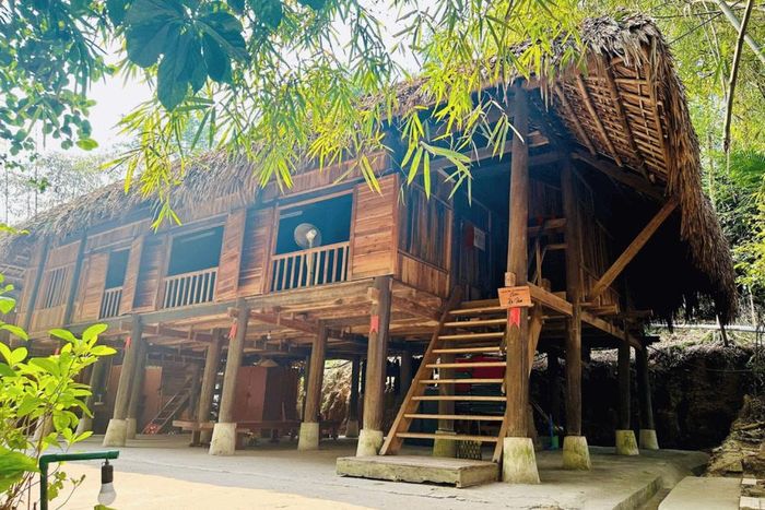 Những ngôi nhà sàn tại Làng Thái Hải
