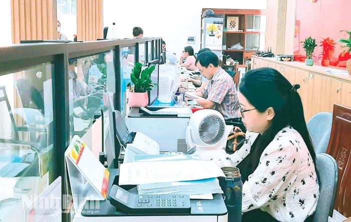 Trung tâm Phục vụ hành chính công thuộc Ủy ban nhân dân xã, phường, đặc khu (sau đây gọi là cấp xã) có chức năng tham mưu, giúp Ủy ban nhân dân cấp xã, Chủ tịch Ủy ban nhân dân cấp xã tổ chức thực hiện công tác kiểm soát thủ tục hành chính tại địa bàn xã.