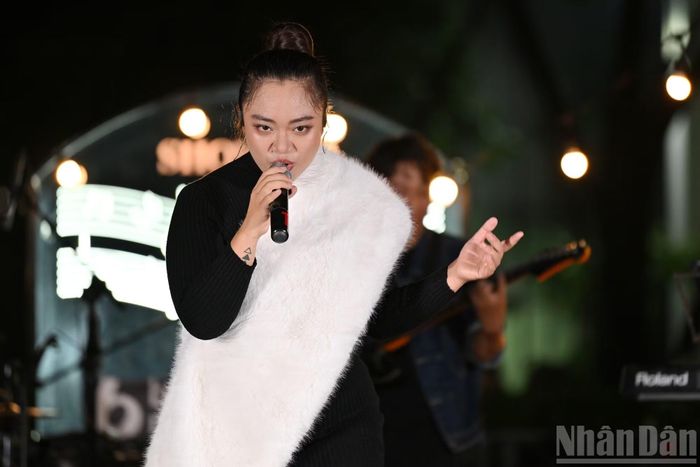 Main Vocal Thanh Hiền (Bí Đỏ) truyền tải những câu chuyện trong các tác phẩm của MAGMA đến với khán giả tại chương trình.
