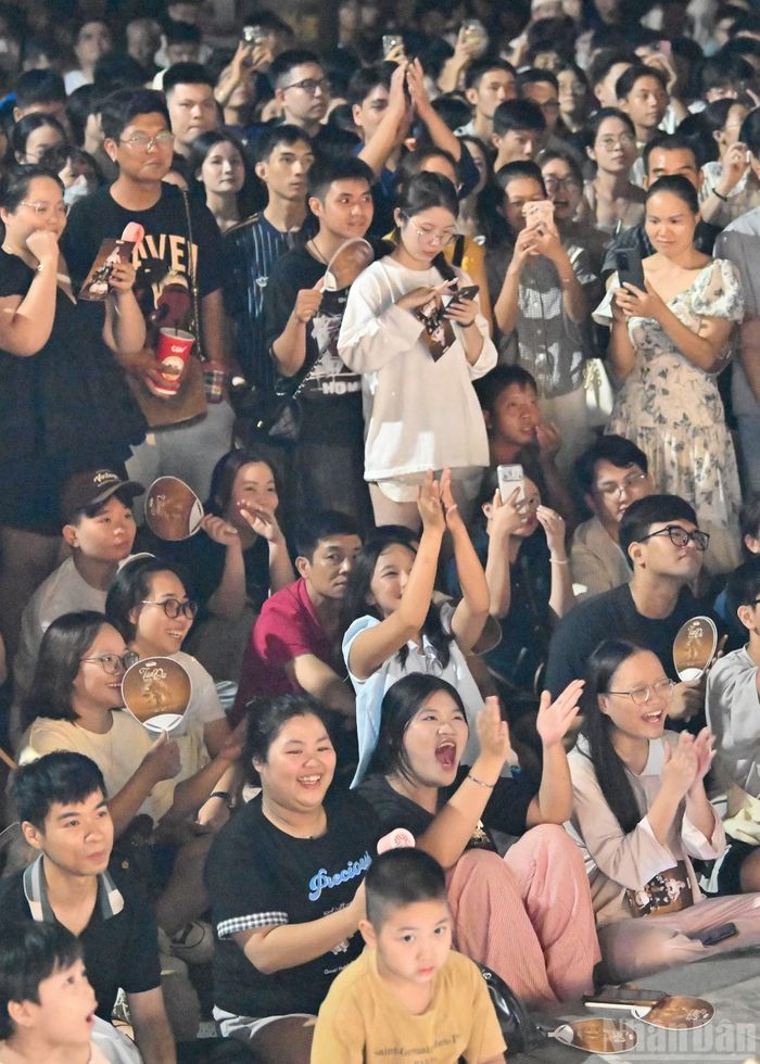Khán giả hòa mình vào các tiết mục của Tán Đa 2.