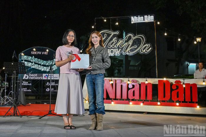 Ca sĩ Lynk Lee trao phần quà tặng khán giả may mắn tại chương trình.