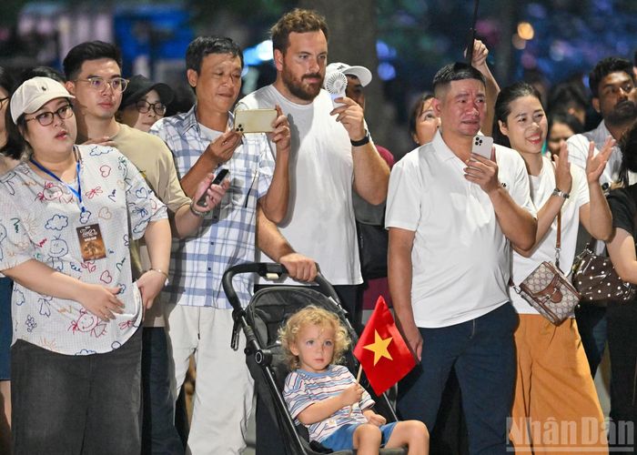 Đông đảo người dân và du khách có mặt tại khu vực không gian cây đa Báo Nhân Dân để đón chờ Tán Đa số thứ hai.