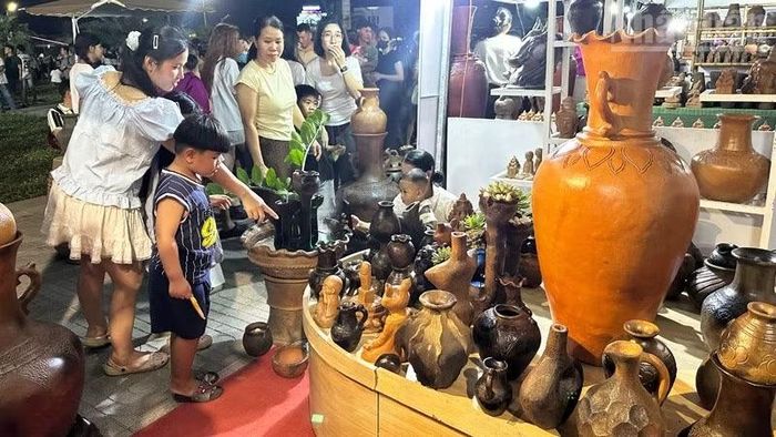 Người dân và du khách tham quan nơi trưng bày sản phẩm gốm Bàu Trúc trong khuôn viên tổ chức lễ hội.