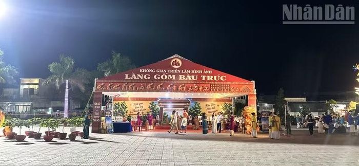 Một góc không gian triển lãm hình ảnh làng gốm Bàu Trúc thu hút đông du khách đến tham quan. (Ảnh: NGUYỄN TRUNG)