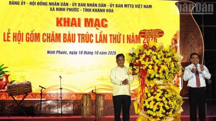 Lãnh đạo tỉnh Khánh Hòa tặng hoa chúc mừng. (Ảnh: NGUYỄN TRUNG)