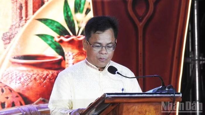 Ông Quảng Thúc Đoan, Chủ tịch Ủy ban nhân dân xã Ninh Phước, phát biểu khai mạc lễ hội. (Ảnh: NGUYỄN TRUNG)