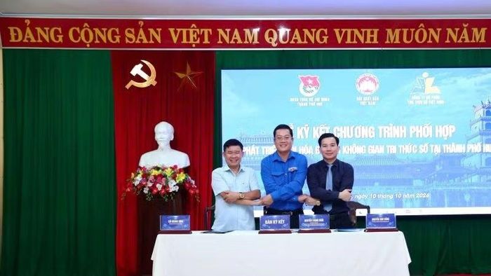 Việc ký kết chương trình là cơ sở để ba đơn vị cụ thể hóa các nội dung phối hợp về phát triển văn hóa đọc và không gian tri thức số tại thành phố Huế. (Ảnh: H.TRANG)
