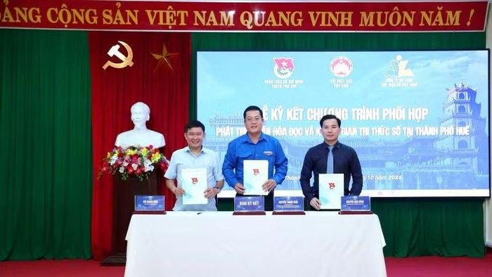 Đại diện Thành đoàn Huế, Hội Xuất bản Việt Nam và Công ty cổ phần Thư viện số Việt Nam ký kết Chương trình phối hợp phát triển văn hóa đọc và không gian tri thức số tại thành phố Huế. (Ảnh: H.TRANG)