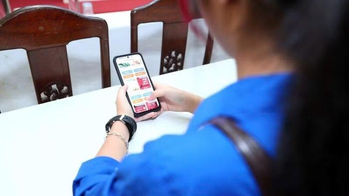 Đoàn viên thanh niên truy cập và trải nghiệm thư viện số. (Ảnh: H.TRANG)