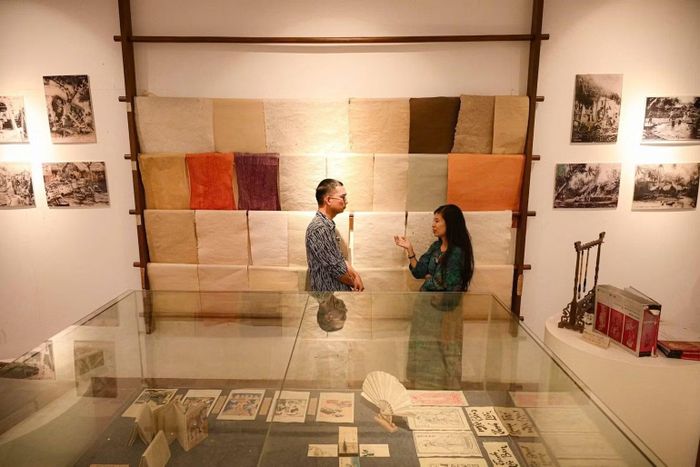 Nghệ nhân Kiều Cao Dũng và bà Trần Hồng Nhung trao đổi về trà và giấy giữa không gian di sản giấy dó truyền thống. (Ảnh: BẢO LONG)
