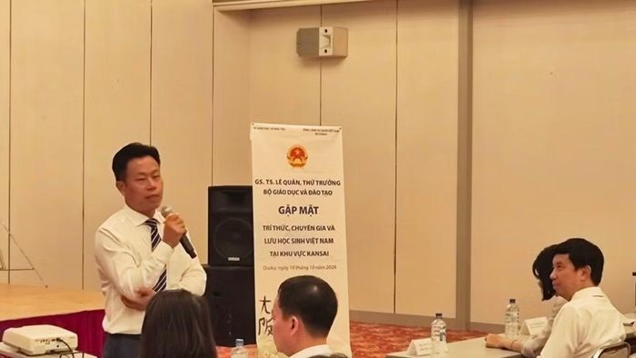 Thứ trưởng Giáo dục và Đào tạo Lê Quân trao đổi với các nhà khoa học, chuyên gia và lưu học sinh Việt Nam tham dự buổi gặp mặt. (Ảnh: Tổng Lãnh sự quán Việt Nam tại Osaka)