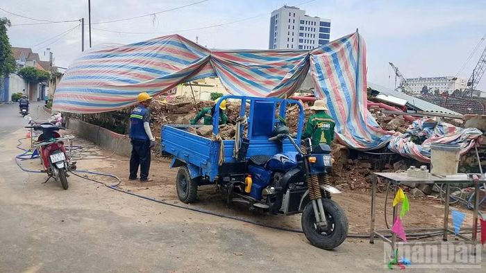Chủ đầu tư huy động nhân lực khắc phục khu vực tường rào vỡ trong ngày 8/10.
