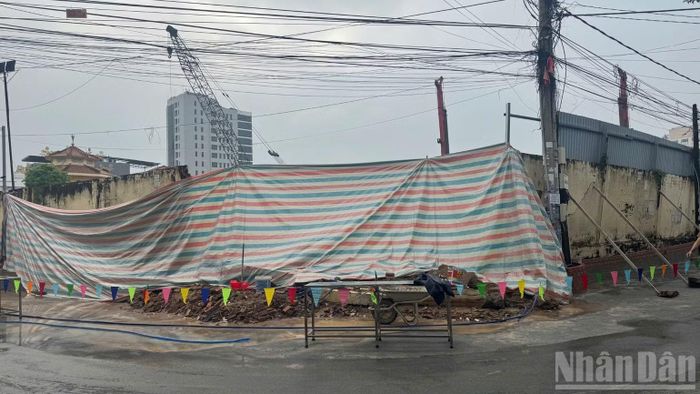 Khu vực tường rào vỡ đã được che chắn lại trong ngày 8/10.