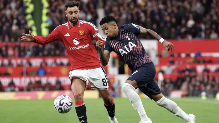 Manchester United không thể giành 3 điểm dù có lợi thế hơn người trước Tottenham. (Ảnh: MUFC)