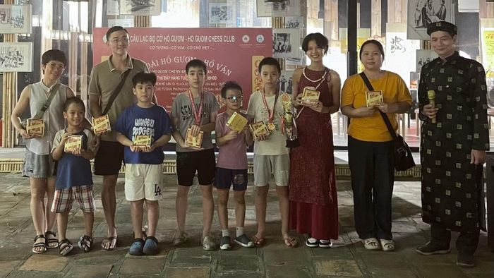Người tham dự nhận phần thưởng sau màn tranh tài. (Ảnh: VÂN KHÁNH)