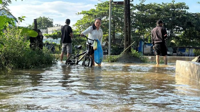 Triều cường sông Đồng Nai dâng cao gây ngập tại phường Tam Hiệp sáng 11/10. (Ảnh: CTV)