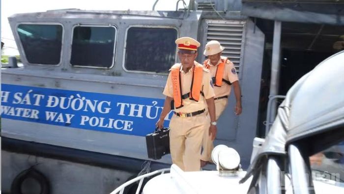 Cán bộ, chiến sĩ Trạm Cảnh sát giao thông đường thủy Đại Ngãi triển khai lực lượng lên canô chuẩn bị thực hiện ca tuần tra, kiểm soát trên tuyến. (Ảnh: HOÀI XUYÊN)