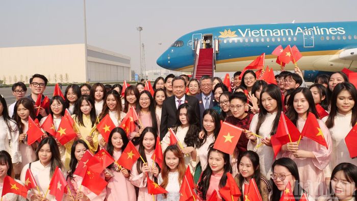 Chủ tịch Quốc hội Trần Thanh Mẫn chụp ảnh cùng Đại sứ Phạm Thanh Bình và đại diện cộng đồng lưu học sinh Việt Nam tại Trung Quốc.